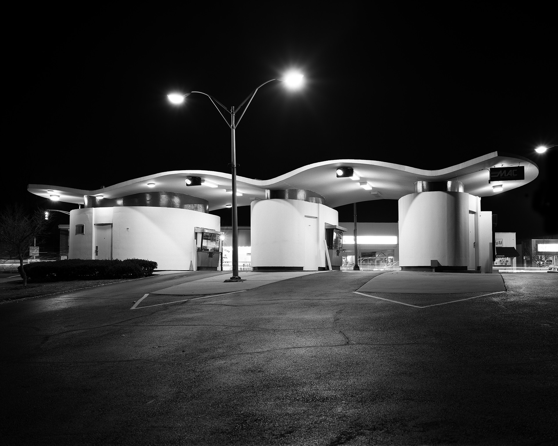Photographie de banque en drive-in réalisée de nuit, en noir et blanc, par le photographe américain George Tice.